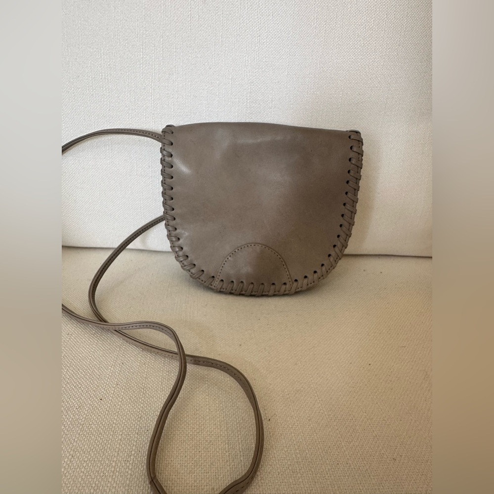 BULLOCKS VINTAGE  CROSSBODY WHIPSTITCH SADDLE BAG TAUPE GRAY